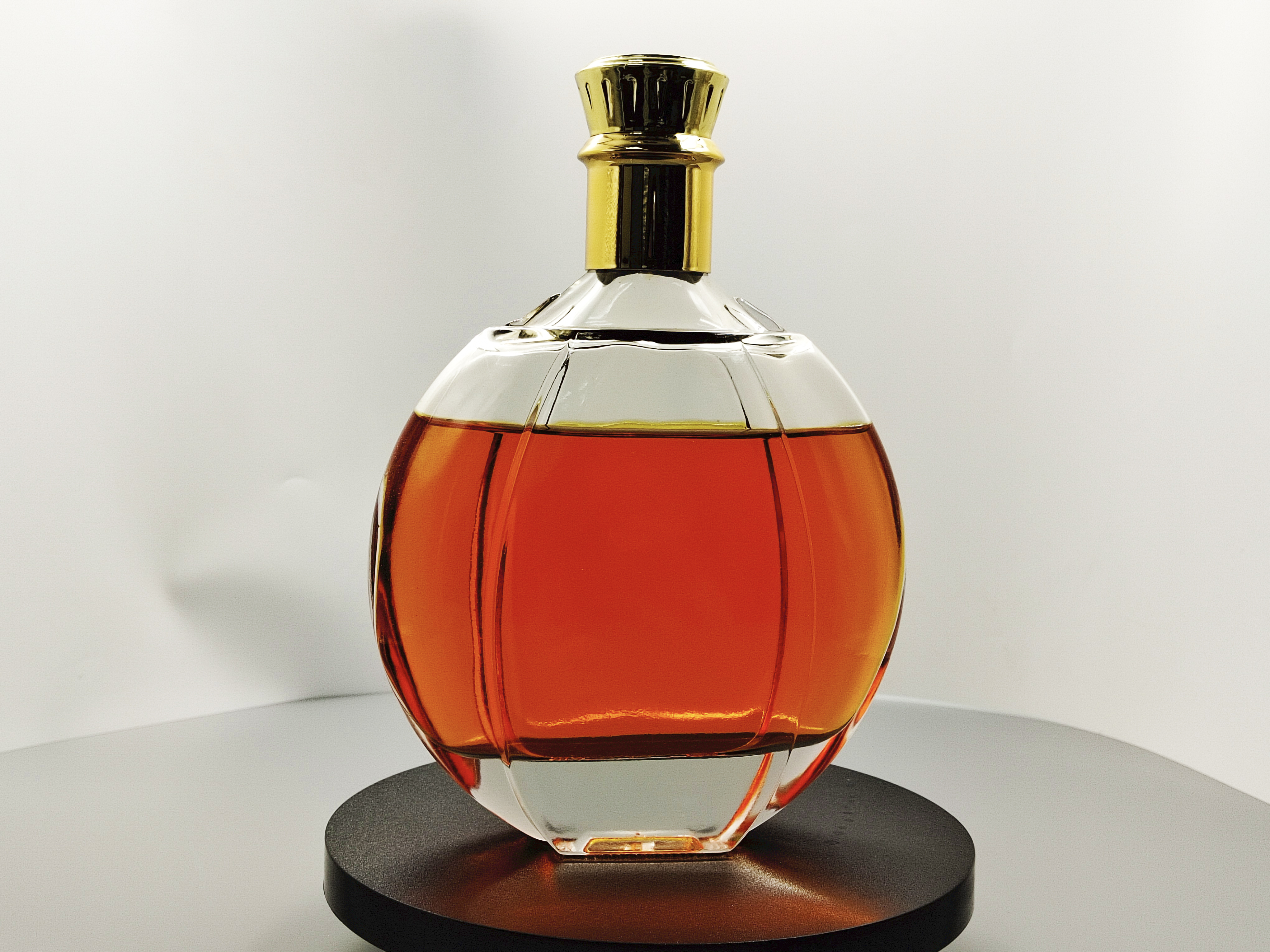 Spherical Multi-faceted Cut Spirit Glass Bottle, 700ml Simple Faceted Round Liquor Bottle with Gold Electroplated Crown Cap