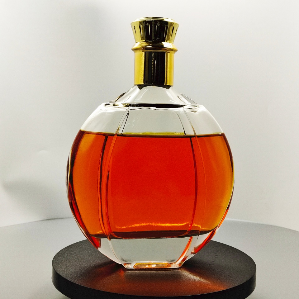 Spherical Multi-faceted Cut Spirit Glass Bottle, 700ml Simple Faceted Round Liquor Bottle with Gold Electroplated Crown Cap